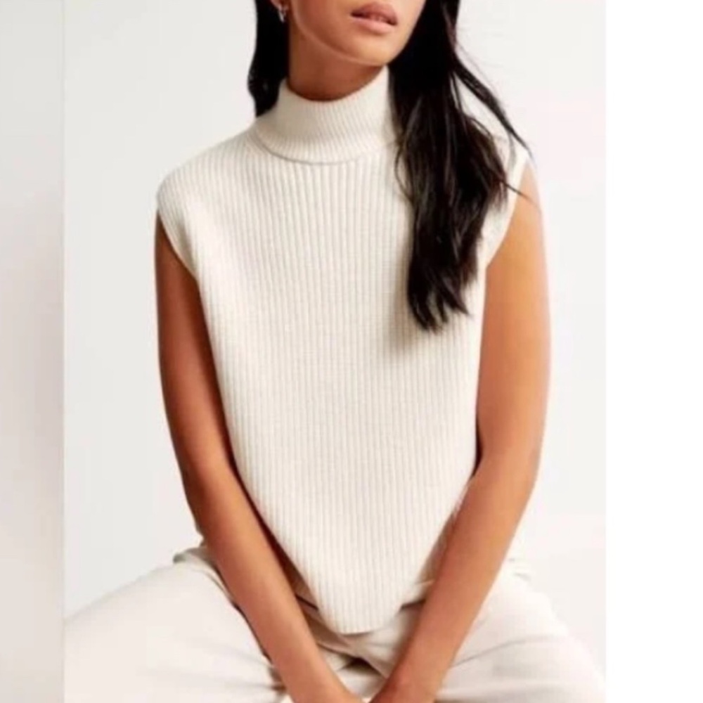 Abercrombie & Fitch Off-White Sleeveless Turtleneck Sweater